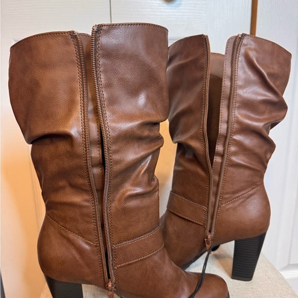 Sachi NWTS Women’s Brown Slouch Size 8M Faux Leather Size Zipper 3 Inch Heel - Picture 9 of 11